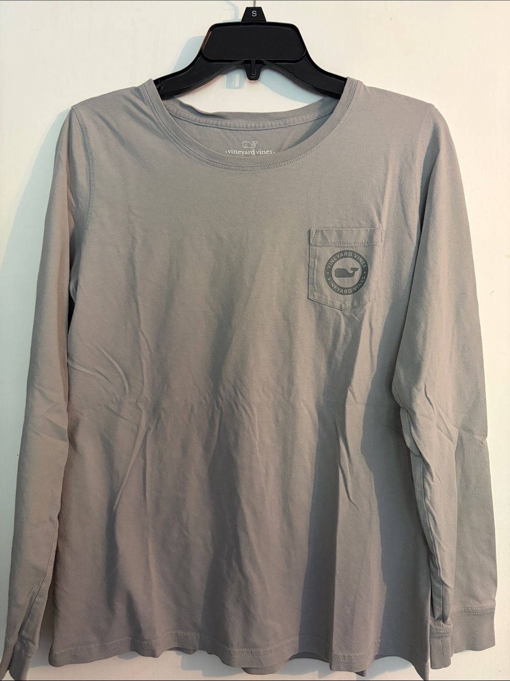 Vineyard Vines Women’s Long-Sleeve Pocket Tee in Gray-medium